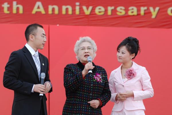 为什么一所非艺术类院校的师生也来送别秦怡？原来她在校担任兼职教授近30年