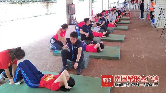 早新闻丨“挂”在悬崖上！“最不便利的便利店”火了