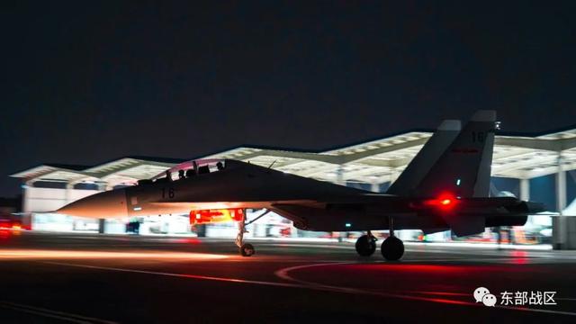 东部战区海军航空兵开展夜飞训练