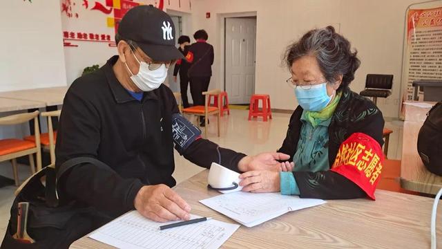 海滨街道怡然社区：暖心“义剪”进社区 献爱母亲传真情