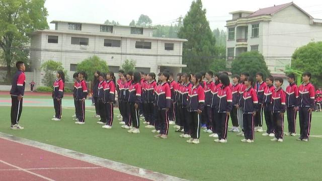 新邵严塘中学举行第一届体艺周活动