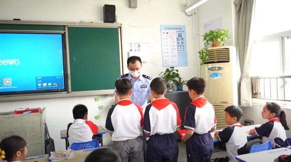 “警察叔叔，我们在山坡发现了罂粟！”