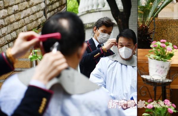 新华路“葱哥”一把剪刀让邻居“头势清爽”