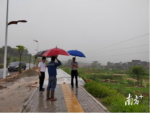 越艰险越向前！惠东安墩党员干部齐协力，守护暴雨中的红色家园