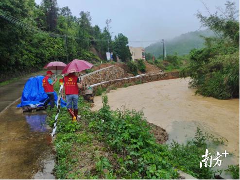 越艰险越向前！惠东安墩党员干部齐协力，守护暴雨中的红色家园