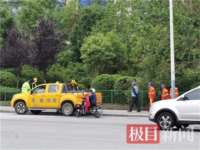 西安3岁男童掉进下水道被冲走父亲施救不及，当地已组织专班搜救