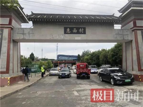揪心！3岁男童走着走着掉进下水道被冲走，已失联超过48小时……父亲去救却被卡住
