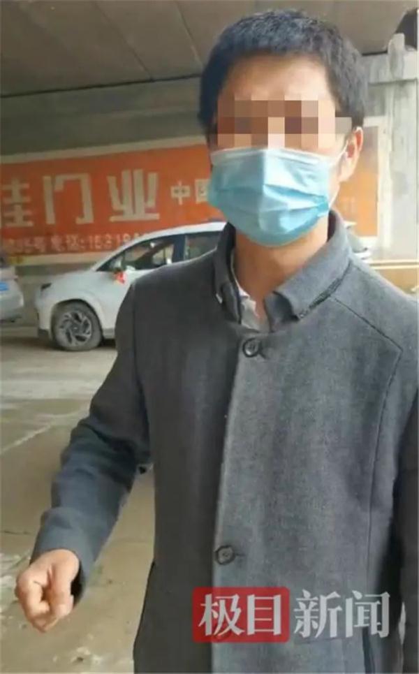 揪心！3岁男童走着走着掉进下水道被冲走，已失联超过48小时……父亲去救却被卡住