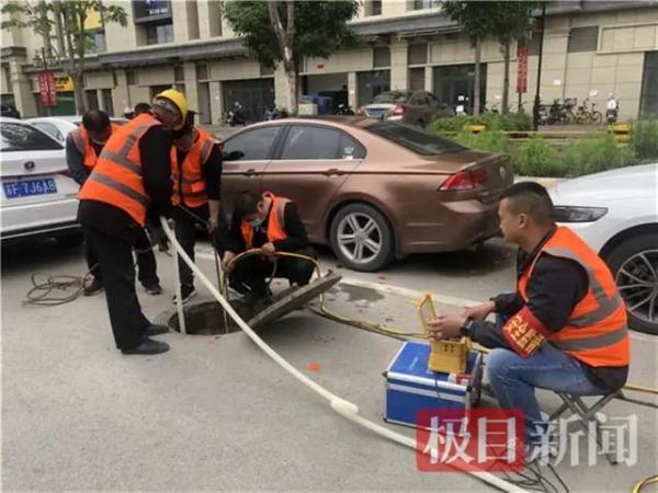 揪心！3岁男童走着走着掉进下水道被冲走，已失联超过48小时……父亲去救却被卡住