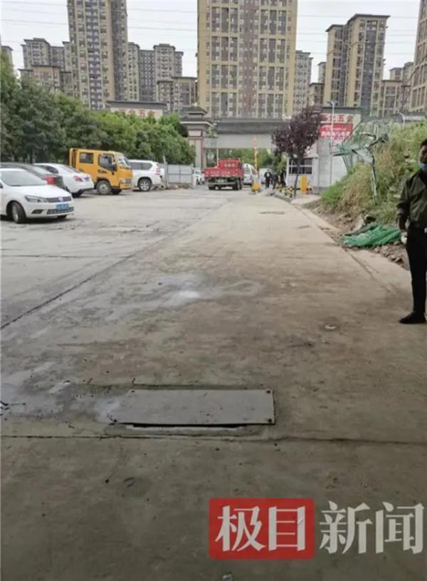 揪心！3岁男童走着走着掉进下水道被冲走，已失联超过48小时……父亲去救却被卡住