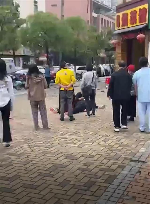 小区外墙水泥块脱落砸中路人，物业：伤了胳膊无生命危险