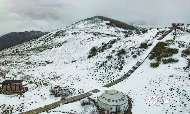 陕西紫柏山风景区飘雪 高海拔地区积雪深度达5厘米