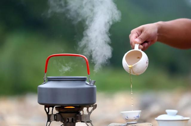 「饮水宣传周」每天八杯水喝到吐？一天到底喝多少水合适？
