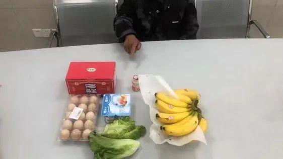 外卖小哥偷拿别人快递送给心仪姑娘，结果没等来爱情却等来了警察叔叔