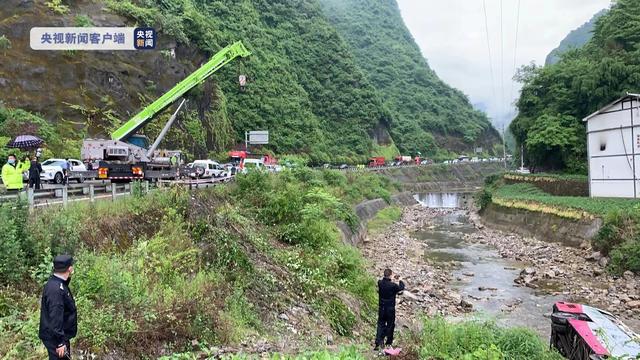 重庆载20人客车侧翻 已致1死1重伤