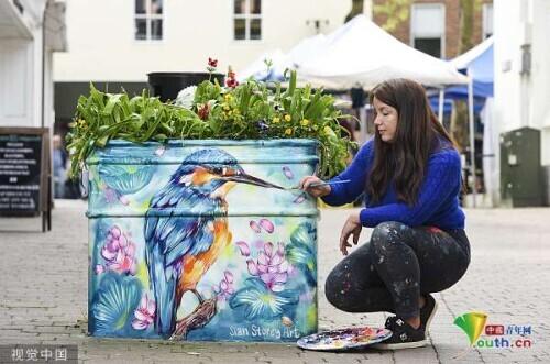 英国艺术家街头巧手“变装”长椅花盆秒变艺术品