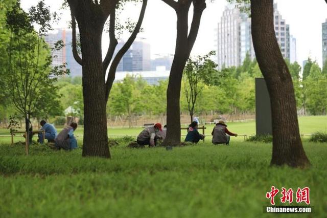 中国内地本土感染者持续下降 西安5病例谎报行程被立案侦查