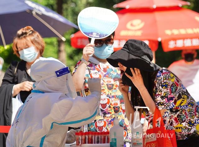 直击｜北京高温蓝色预警下，核酸采样点采取这些措施