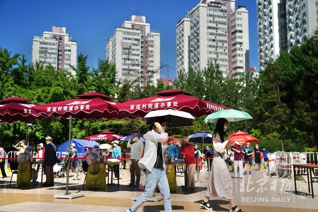 直击｜北京高温蓝色预警下，核酸采样点采取这些措施