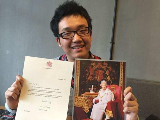 听闻英女王去世 杭州小伙深感遗憾 她曾给我回了两封信 还送给我她的照片