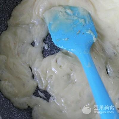 1,将淡奶油,细砂糖,玉米糖浆一起倒入不沾平底锅内2,先开大火去熬煮