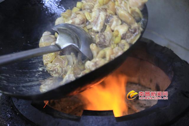 南昌最好的红烧菜，舌尖上的南昌土家菜——新建区红烧散养土鸡