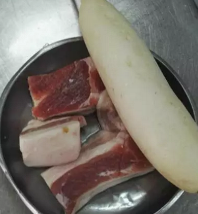 牛肉炖白萝卜(鲜美料理暖心餐桌必备)
