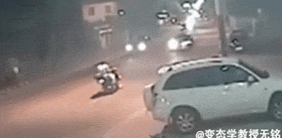 交通安全 一组闯红灯血腥车祸的GIF图，看完你还闯红灯吗?