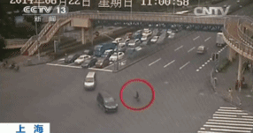 交通安全 一组闯红灯血腥车祸的GIF图，看完你还闯红灯吗?