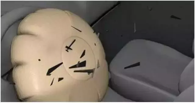 方向盘的缝隙那么小！安全气囊是从哪冒出来的？
