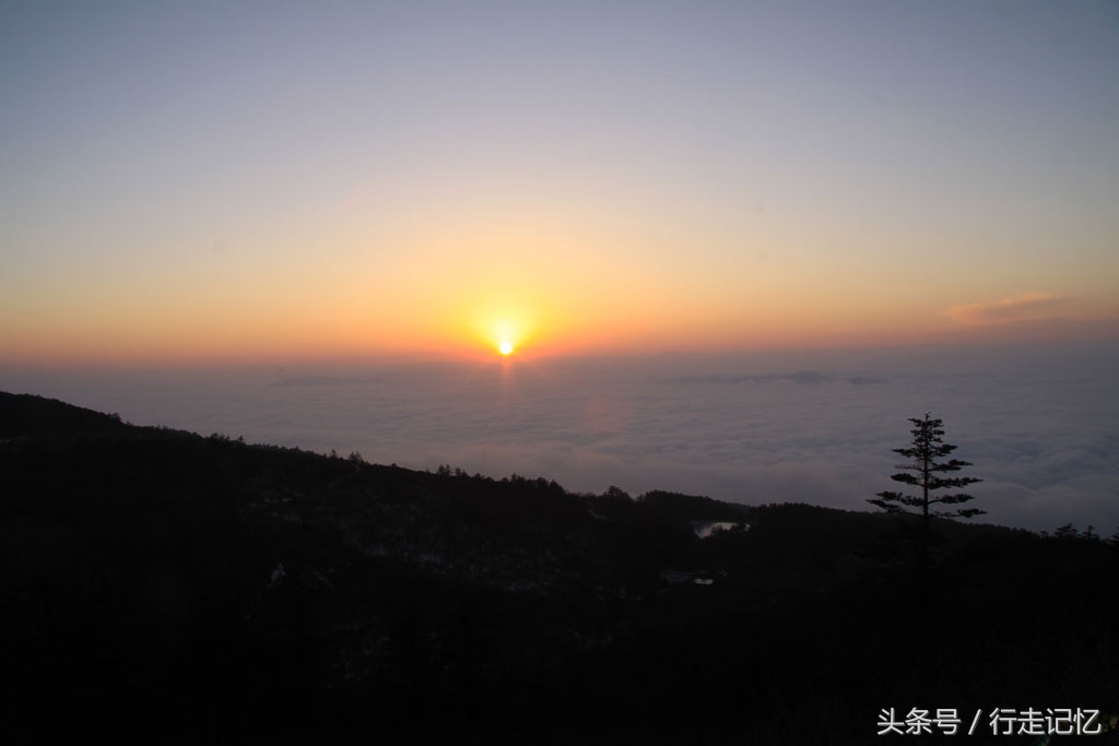 冬天来了,又邀约几位好友登峨眉山,观雪景,看日出日落.