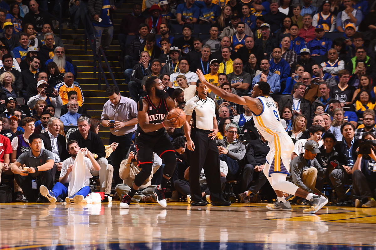 NBA东西部球队纷纷落马(东、西部第一纷纷落马，库里6犯离场，詹皇又一次迎来里程悲 !)