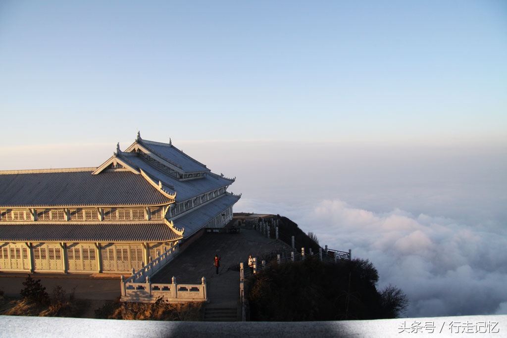 （原创）冬日峨眉金顶：日出如剥壳，日落如坠海