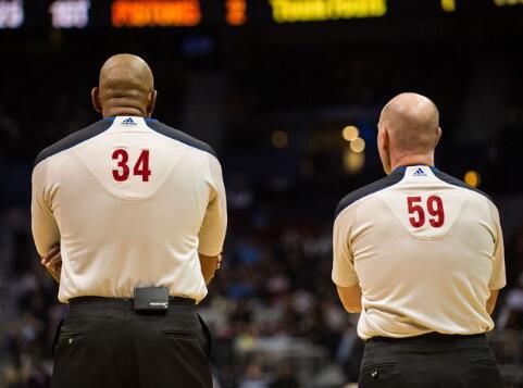 nba为什么不要五名裁判(NBA在发展联盟试验4-5名裁判，库班：没用，这是管理问题)