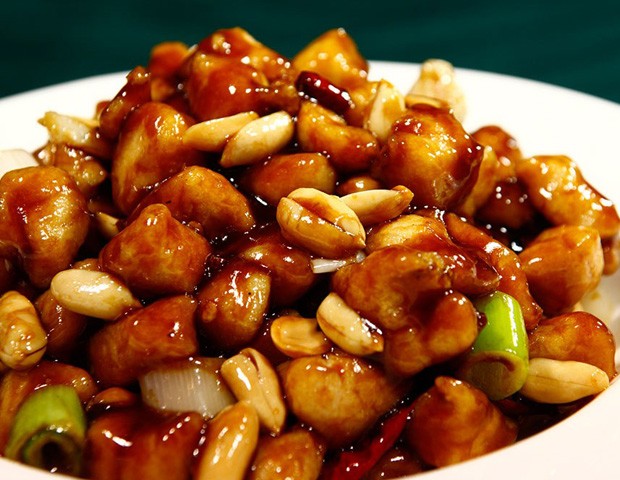 四,宫保鸡丁6,煮到差不多时,放味精,糖,撒葱花装盘即可.