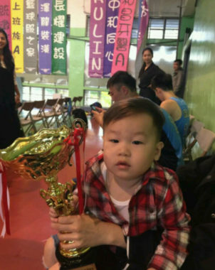 唐誌中接女兒放學蹲下給女兒係鞋帶，兒子正臉照曝光