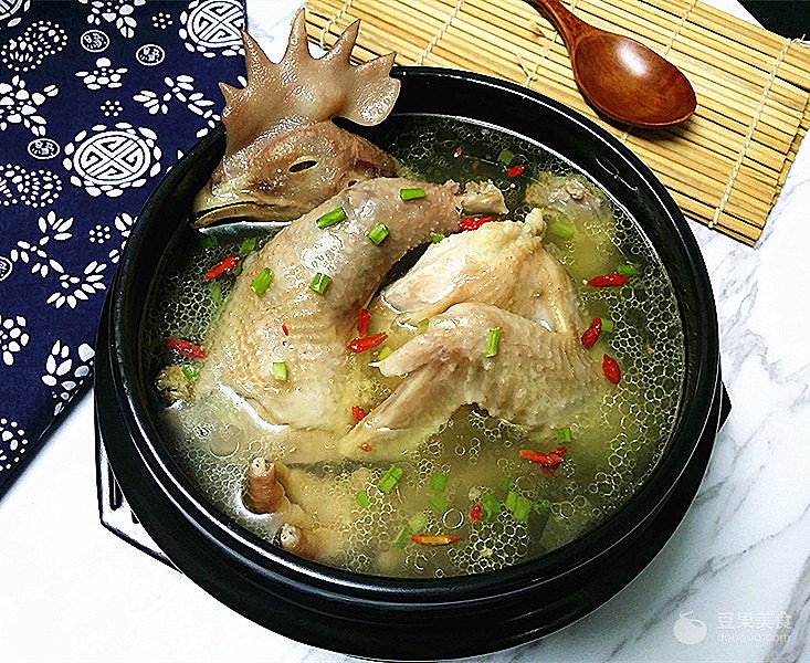 砂锅炖鸡肉怎么炖好吃又简单(鲜嫩砂锅鸡肉，轻松炖出美味滋香)