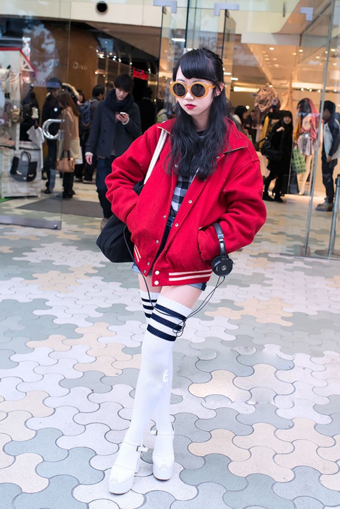 好看的女孩子非常偏爱足球袜那种刚好过膝的长度,极富美感的条纹,再搭