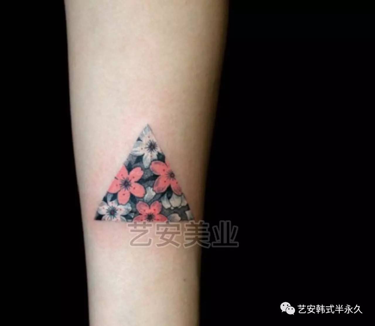 艺安美业推荐:三角形纹身是一种处事不惊的人生态度
