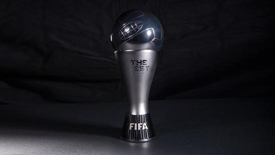 欧冠奖杯为什么是银色的(C罗发推纪念战靴踩金球 FIFA备好“银球”坐等他来领奖？)