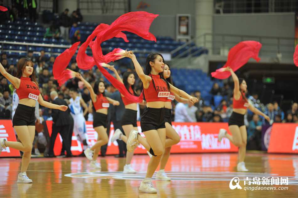 cba篮球宝贝是哪里的(篮球宝贝手持红扇当空舞 青岛CBA主场年味浓)