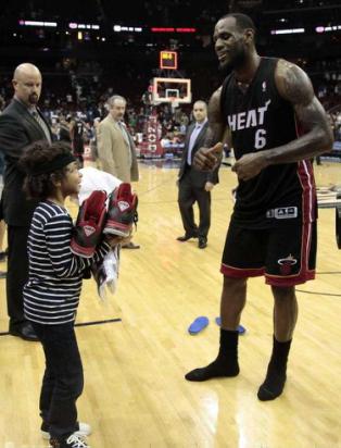 nba的鞋垫为什么不能送给别人(詹姆斯不送鞋垫的秘密)