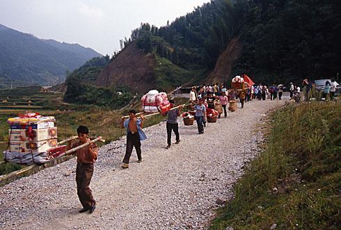 农村人娶媳妇摆酒宴，这档次一点不比城里差