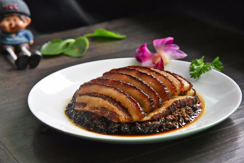 据传,"梅菜扣肉"还有一段美好的传说,北宋年间,苏东坡居梅州时,专门