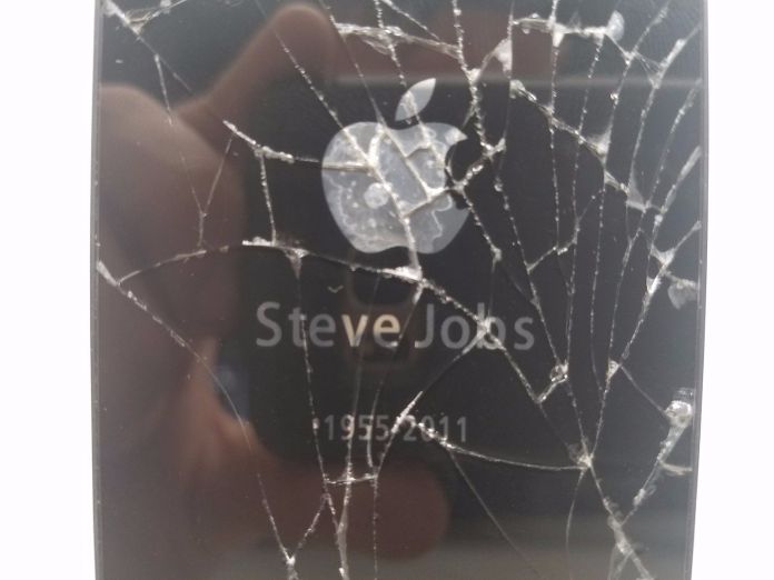 鬼才设计师让一部破烂不堪iPhone4s身价暴涨至15万美元