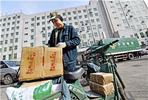 中国邮政3月起“平邮”将提速近一倍 包裹自取改为送货上门