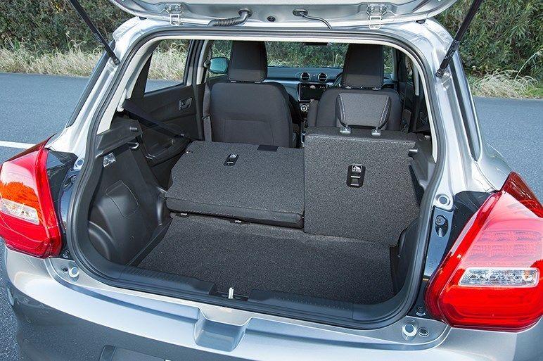 掀背式的造型在后排座椅放倒后能够运载各种大件的行李新一代铃木雨燕