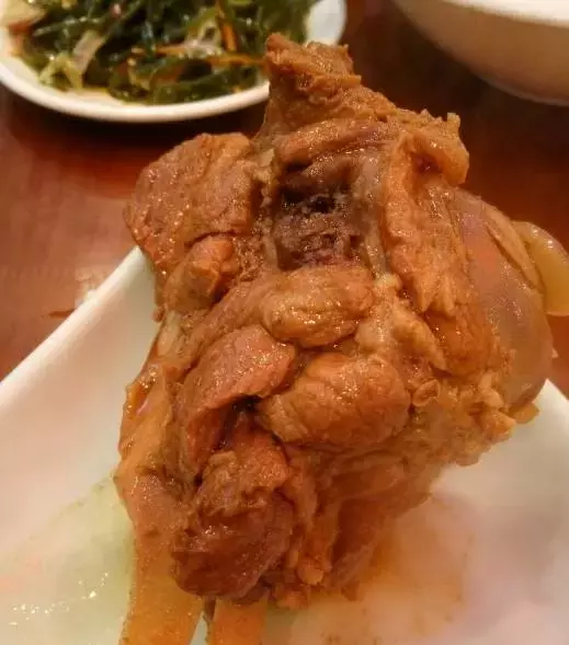 在上海，这些饕餮美味一定要下手撕、拿、抓！这样吃肉才最嗲！