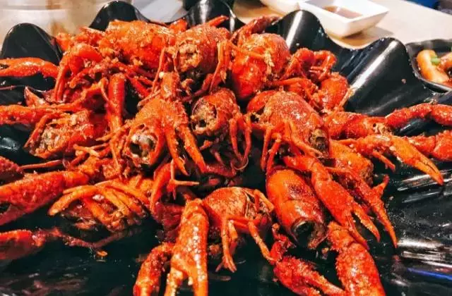 在上海，这些饕餮美味一定要下手撕、拿、抓！这样吃肉才最嗲！