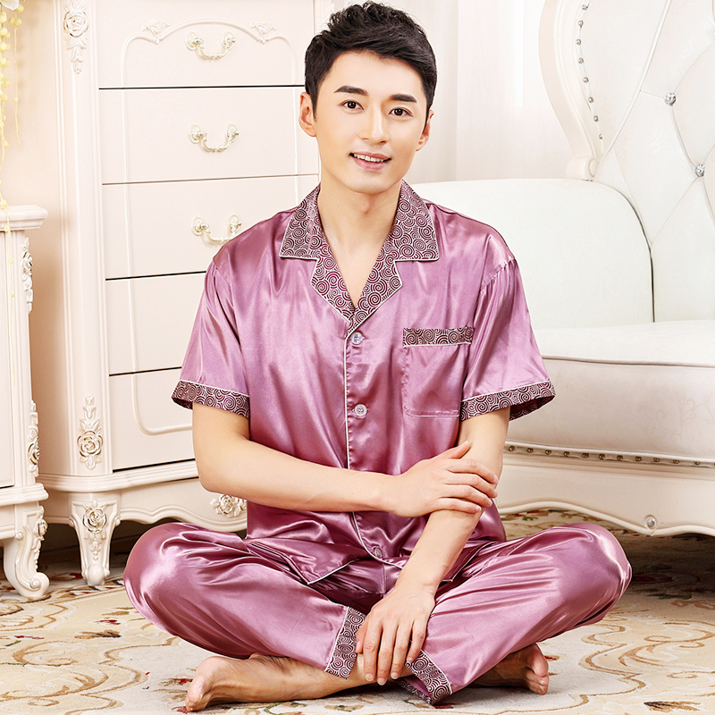 真絲睡衣的絲滑質(zhì)感，男士專屬的尊貴